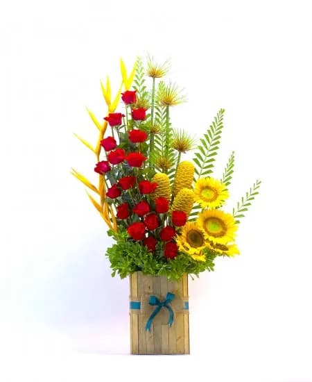ARREGLO TROPICAL CON ROSAS Y GIRASOLES