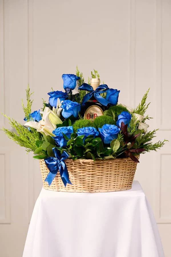 Canasta con rosas azules
