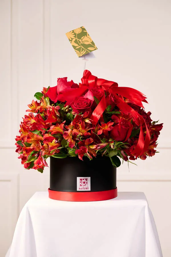 Arreglo rojo intenso, flores mixtas