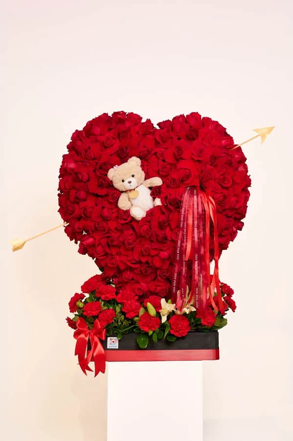 Corazón flechado con rosas y oso