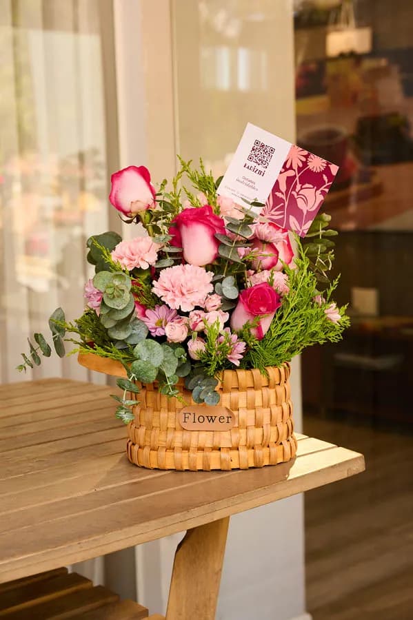 Canasta rosada flores románticas