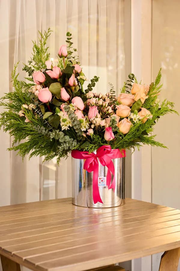 Florero plateado con rosas